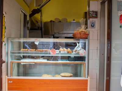 Ma � giunto il momento di visitare il locale. Superato il bancone dove sono esposti alcuni prodotti in vendita...